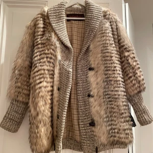 Äkta Ysl räv pälsjacka - Jätte snygg och rare elegant äkta räv päls från Yves Saint Laurent i väldigt bra skick! Använd få gånger och har inga defekter. Köpt på Vestiaire Collective från Frankrike! 