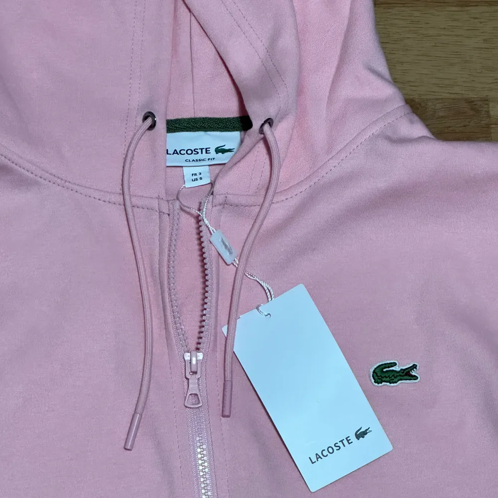 Ny Lacoste zip hoodie, säljer då det inte är min färt, Storlek S. Pris kan diskuteras vid snabb affär 🌟. Tröjor & Koftor.