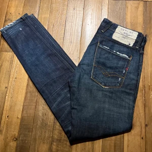 Replay anbass - Hej!  Säljer ett jätte fint par replay jeans i modellen Anbass, Jeansen är skinnyjeans 🤙. Pris kan diskuteras vid snabbt köp 👏