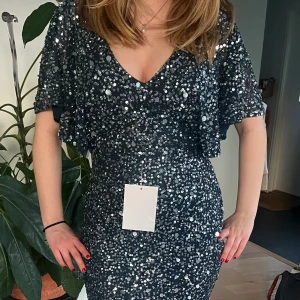 Balklänning  - Jätte fin, helt oanvänd balklänning från asos!! Orginalpris 1419kr, kan eventuellt gå ner i pris vid snabb affär❤️🔥säljer då jag valde en annan klänning 