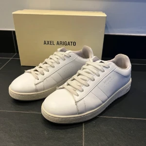 Vita Arigato-skor - Säljer dessa vita Arigatos då de ej kommit till användning. Skorna är i nyskick. Nypris 1400; mitt pris 500