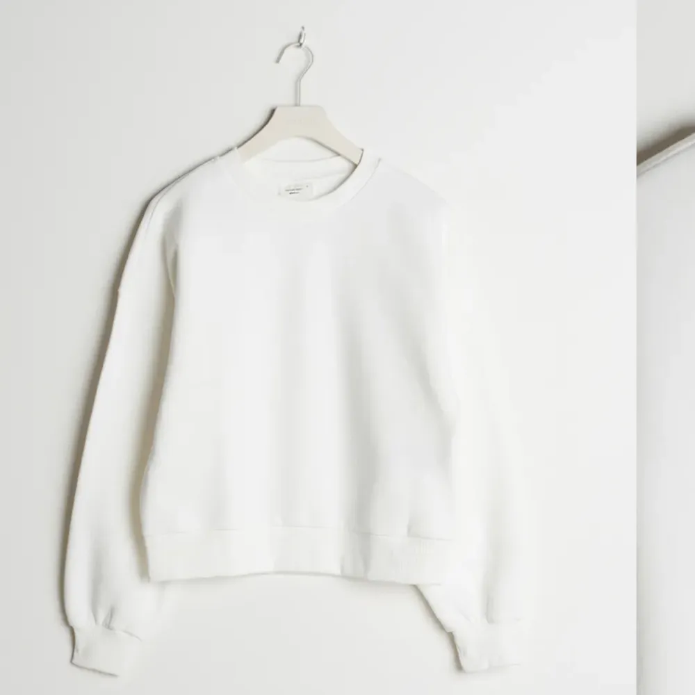 Vit sweatshirt från Gina Tricot, använd fåtal gånger💗 inga defekter strl XS. Tröjor & Koftor.