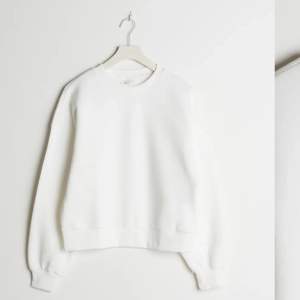 Vit sweatshirt från Gina Tricot, använd fåtal gånger💗 inga defekter strl XS