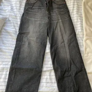 Astro loose jeans från weekday i galen färg jao. Använd 1 gång och e näst intill perfekt skick. Storlek 30/32 Skick: 9/10