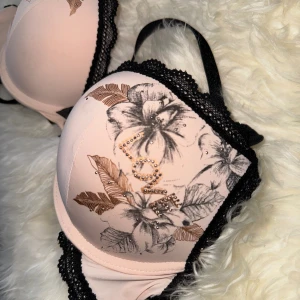 Push up bh med fina detaljer och pärlor - Superfin push up bh med fina detaljer. Storlek 75B 