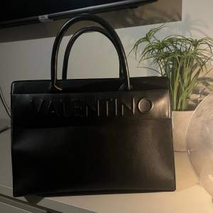 En handväska från Valentino (by mario valentino) i fint skick. Säljer pga kommer inte till användning. Mitt pris: 1500 kronor