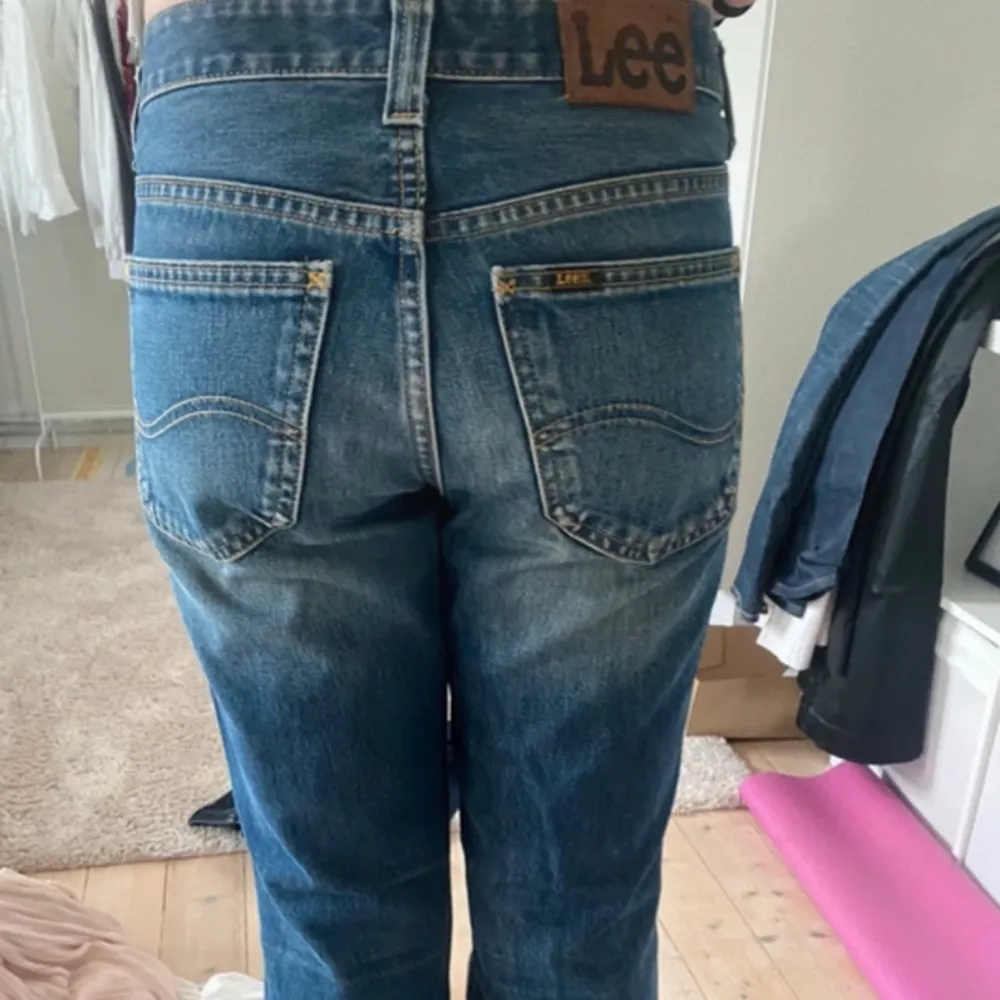 Low waist lee jeans, med as snygg tvätt. Nästan aldrig använda. Condition:9/10 Skriv privat för mått osv.😇 Nypris: ca 1999 Lägg ett bud. Jeans & Byxor.