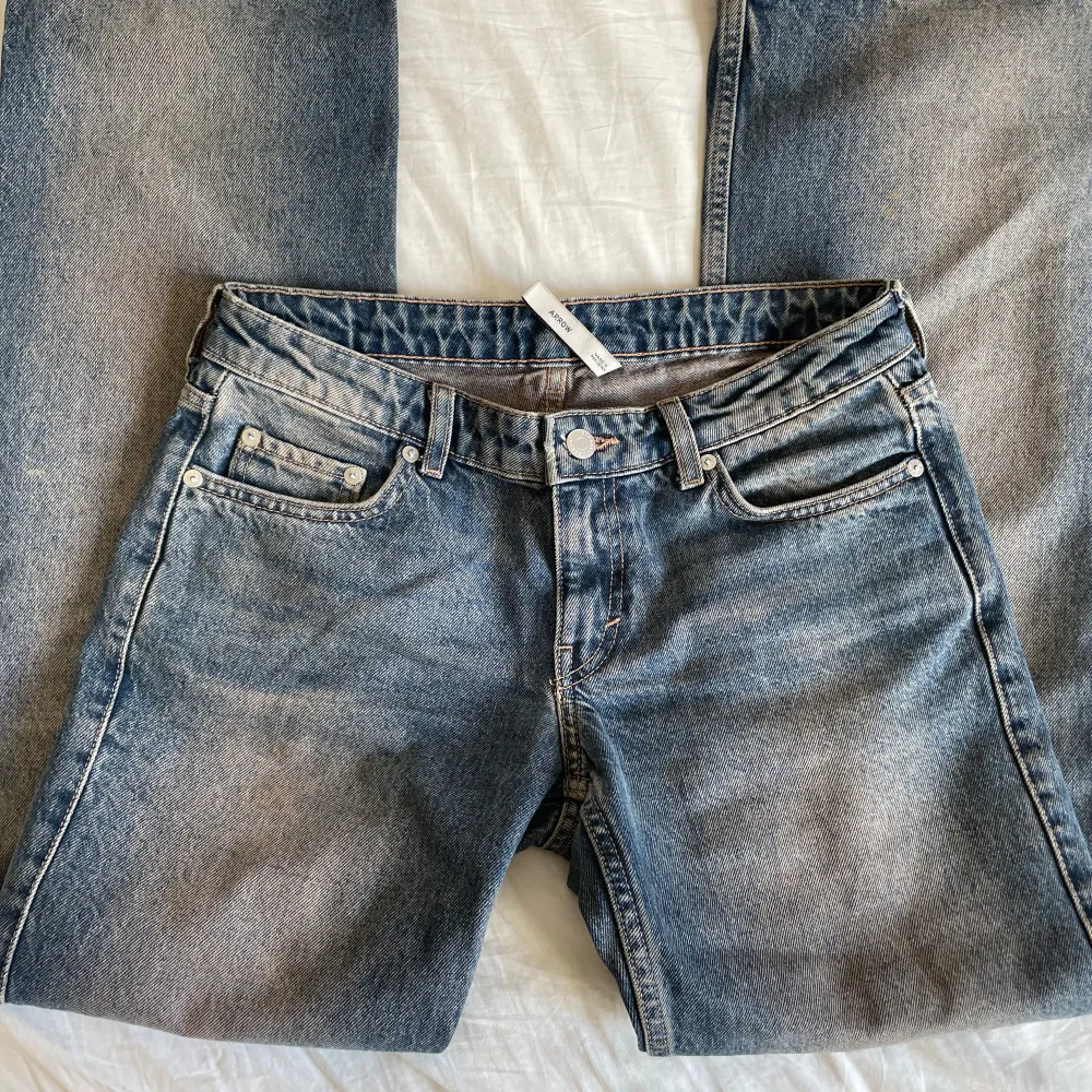 Lowwaisted weekday arrow jeans som tyvärr är för små för mig. Har knappt änvänt de. Inga fläckar. Storlek 27/32. Jeans & Byxor.