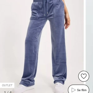 Juicy couture  - Blå/lila juicy byxor i storlek XL är i fint skick, säljer eftersom dom har blivit förstora, priser kan diskuteras då jag vill bli av me dom så snabbt som möjligt💕