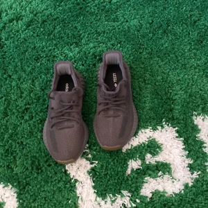 Yeezy  Boost 350 v2 - Skick 9/10 size 38 knappt använda