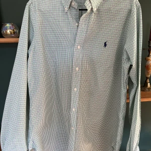 Ralph lauren skjorta  - Använd fåtal gånger men inget man kan se skicket är 10/10 Perfekt till våren och sommaren  Nypris 1900 mitt pris 250. Kan sänka vid snabb affär  