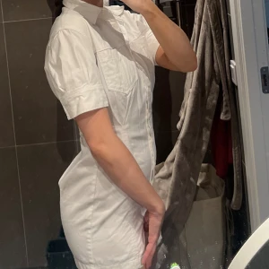 Jeans vit klänning fr Zara - Vit jeans klänning från Zara  Stl S passar även XS  Bra skick behövs bara strykas  Använd kanske 1-2 ggr 