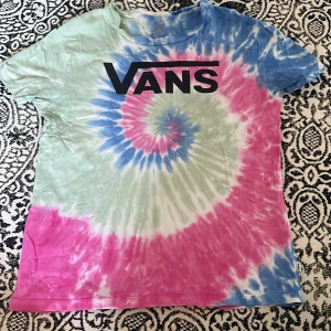 T-shirt i olika färger - T-shirt från Vans i bra skick! Strl Small