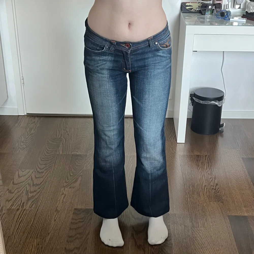 Vintage lågmidjade bootcut jeans från Strut. Midjemått: 78 cm. Innerbenslängd: 72 cm. Inga defekter. Modellen är 167 cm lång. Skriv privat för mer bilder och mått 💘. Jeans & Byxor.