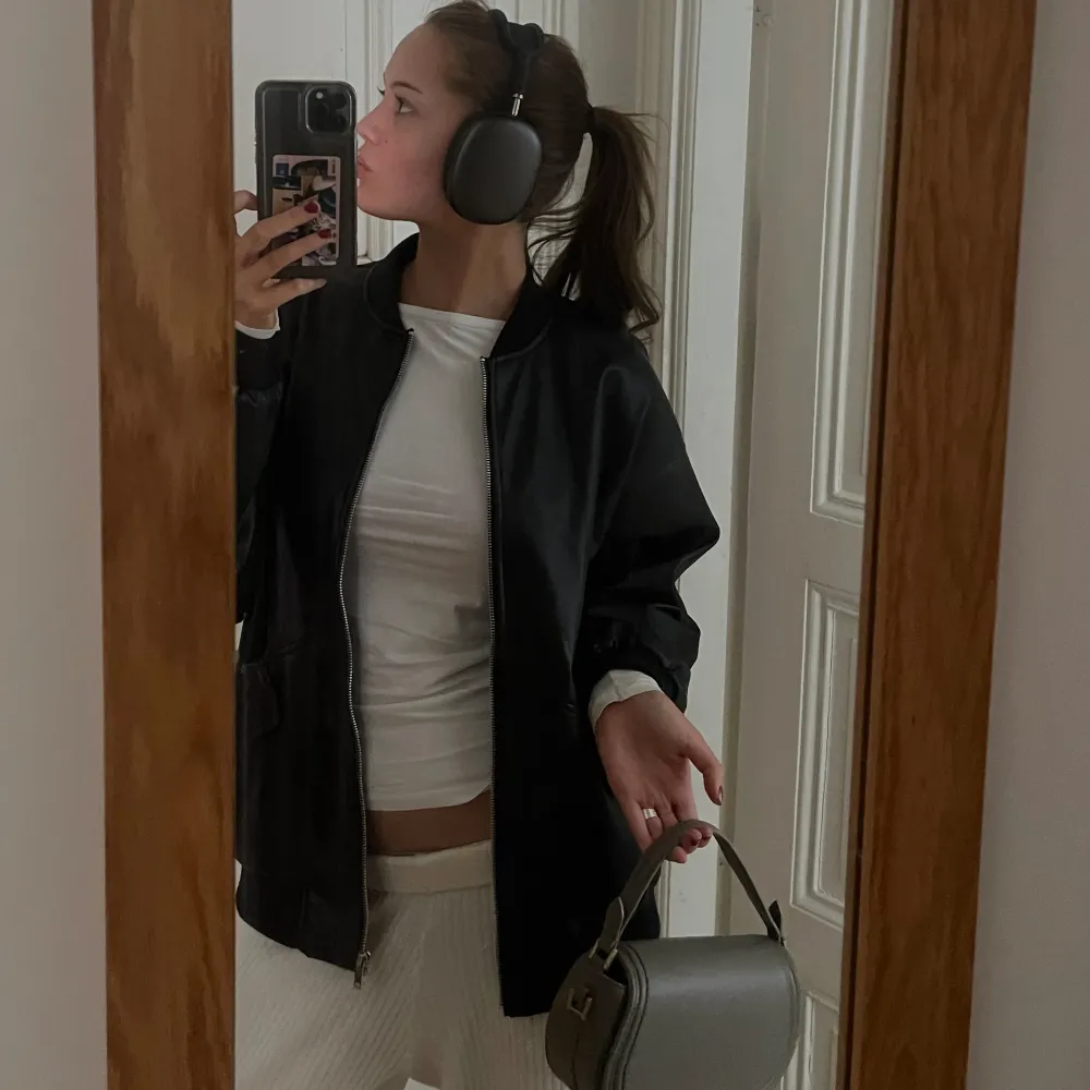Svart skinn jacka från Vero Moda. Köpte denna för 799 kr i höstas. Har knappt använt den då det inte riktigt är min stil. Storlek M, samt sitter lite oversized. Skriv om ni har några frågor. 🩷🩷🩷. Takit.