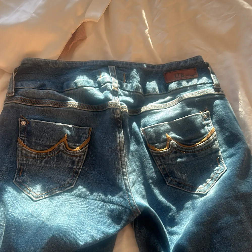 säljer mina ltb jeans då dem inte kommer till användning längre.Mid rise skum straight är modellen. Den har en liten defekt på sista bilden.29/32 är storleken. Jeans & Byxor.
