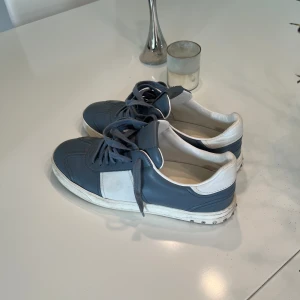 Valentino flycrew  - Valentino flycrew i storlek 42!  Används inte pga att dem har blivit försmå, ruggit bra skick! Kom privat vid bud eller frågor.