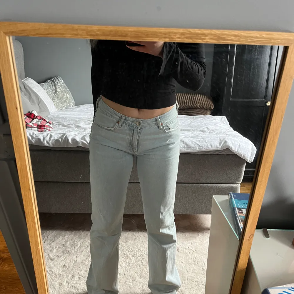 Säljer mina Bikbok jeans i modellen Low straight, använda fåtal gånger så dom är i väldigt fint skick W28 L32 Pris: 400kr + frakt. Jeans & Byxor.