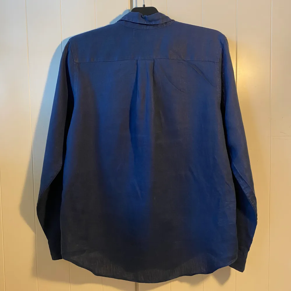 Säljer denna populära mörkblåa linneskjorta från Ralph Lauren | Använd lite grann men i bra skick | Storlek XL i barnstolek så jag skulle rekommendera att man är max 180 cm och stor i midjan för att den ska passa så bra som möjligt | Nypris: 1400 kr. Skjortor.