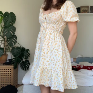 Sommarklänning  - Sommarklänning från gina! Använd gärna köp nu💘 ge gärna prisförslag!