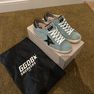 Golden Goose skor  - Säljer nu mina riktigt snygga golden goose skor! Bra skick och de är jätte sällsynta. Box och dustbag tillkommer!Nypris 5899 mitt pris 2599 😀🔥
