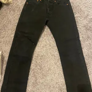 Svarta raka levi’s jeans som är midwaist, storlek W28L32