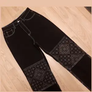 Vida, svarta baggy jeans med grått mosaikmönster och vit kontrastsöm. Varken testade eller använda. (Kom i fel storlek). Strlk: M.