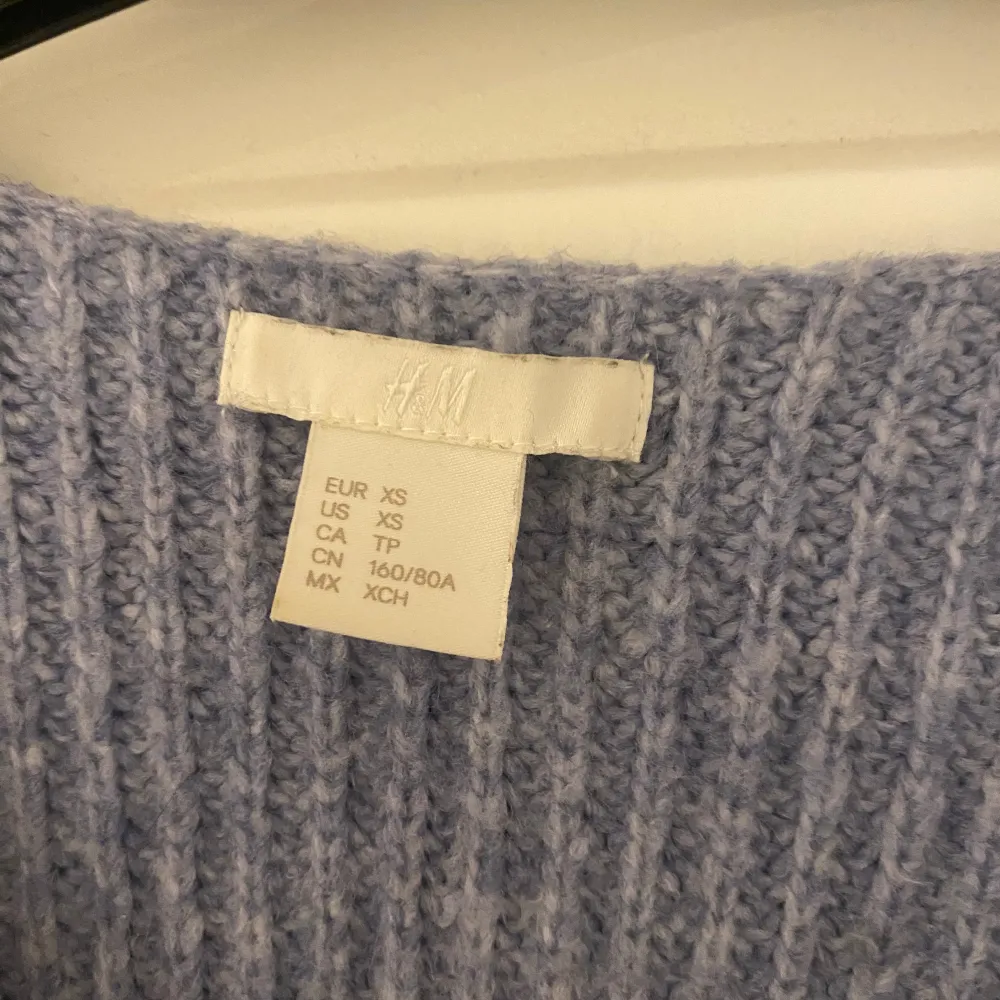 Superfin ljusblå tjock stickad tröja från H&M, den är i storlek xs men skulle mer säga att den sitter som S/M. Stickat.