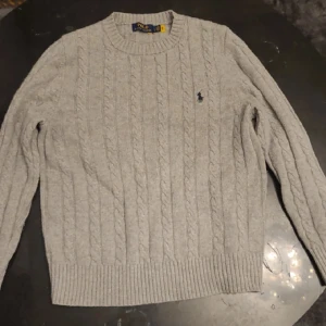 Ralph lauren tröja - Grå ralph lauren tröja använd två gånger storlek m sitter som s