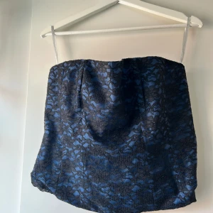Korsett bustier spets y2k 44 goth humana  - Korsett/bustier i spets. Storlek 44.  Dragkedja i sidan. Blå och svart. 
