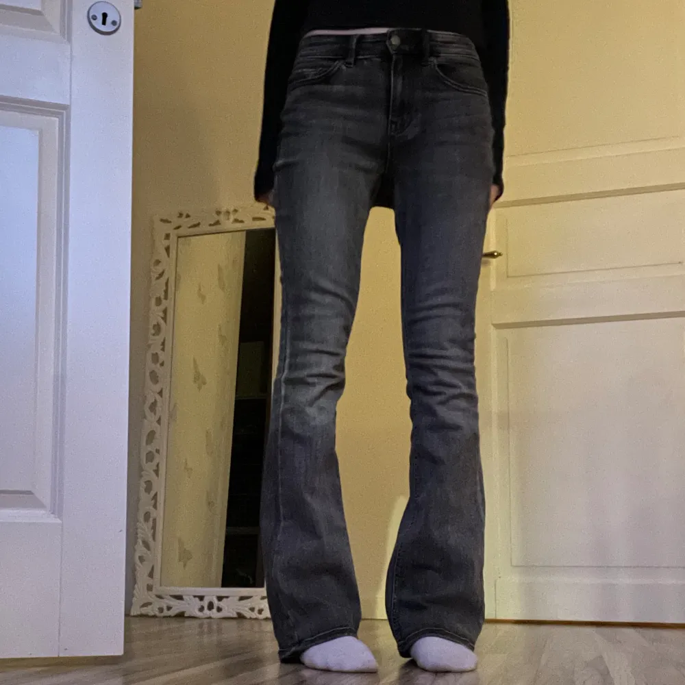 Jag är 164 och dom sitter jätte bra på mig dom är ifrån Vero Moda och är i storlek 32 och dom är jätte sköna på. Pris kan diskuteras. . Jeans & Byxor.