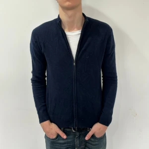 100% Kashmir fullzip - Fullzip i 100% Kashmir och storlek M, passar även S - Mycket bra skick, 9/10 - Modellen är 184