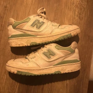 New balance 550 - Har köpt nya och tänkte bli av med dem gammla, ganska bra skick då demonproducenten köpta förra sommarn.