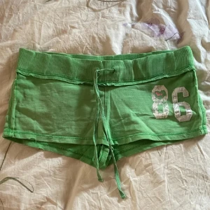mjukis shorts  - lågmidjade shorts. vintage från victoria’s secret pink, köpta här på plick. säljer då de inte passade mig💕
