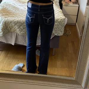 Super snygga flared jeans från Esprit!! Lite korta på mig som är 178cm. Inga fläckar, jättebra skick!