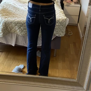 Snygga jeans - Super snygga flared jeans från Esprit!! Lite korta på mig som är 178cm. Inga fläckar, jättebra skick!