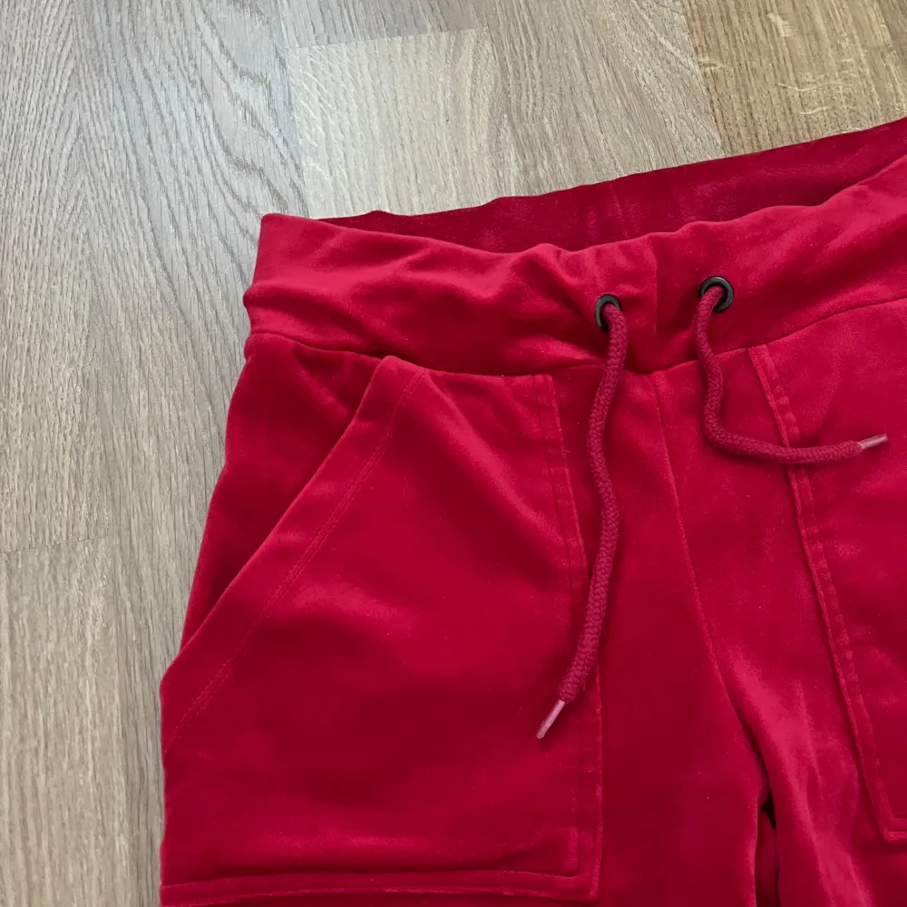 Röd mjukisbyxa i storleken XS, köpt på Lager157. Helt ny utan prislapp. . Jeans & Byxor.