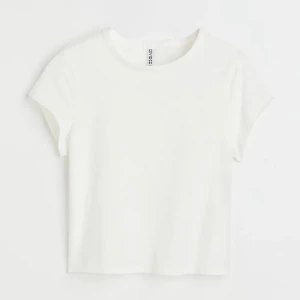 Vit topp - vit topp/ t shirt. Sitter tajt 