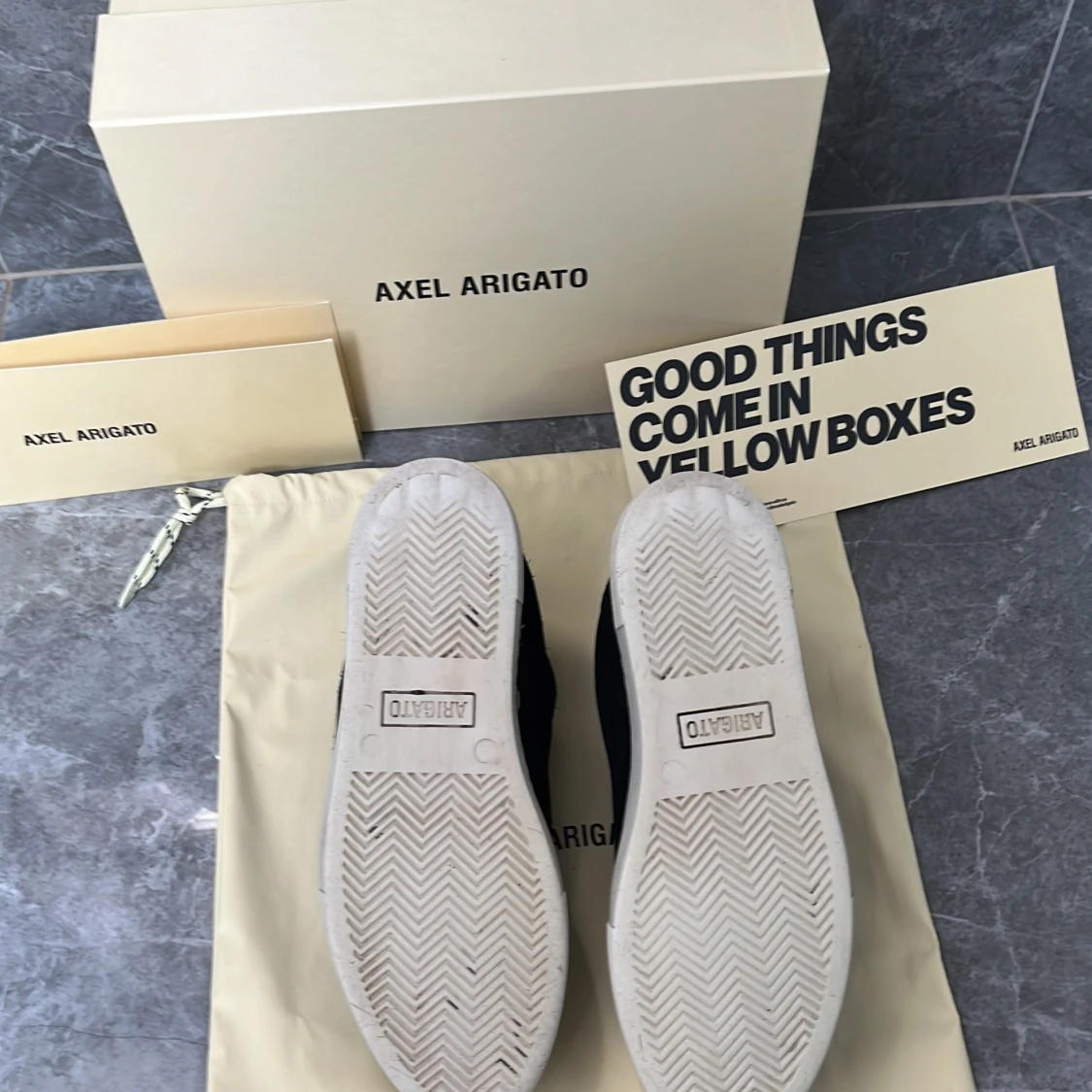 Axel arigato skor storlek 39-40 rätt så bra skick ett litet hål på baksidan  - 90