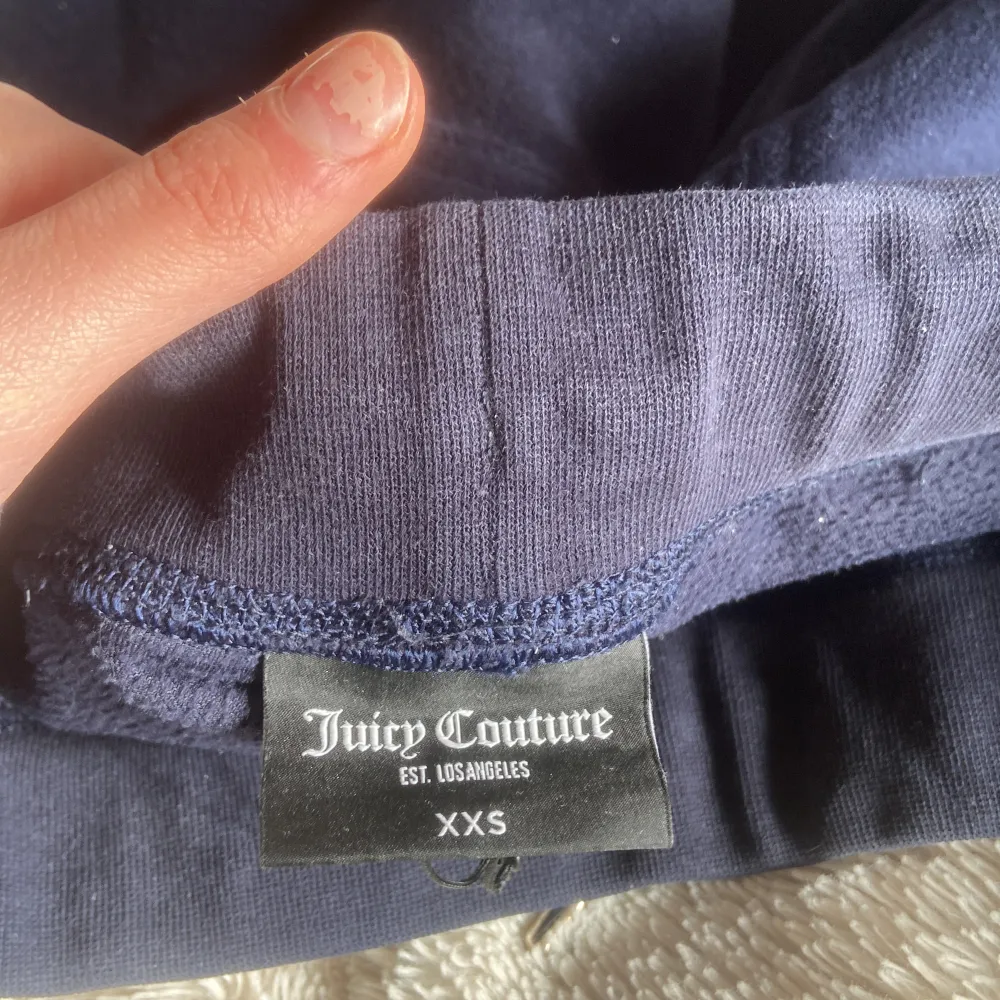 Säljer dom hör juicy byxorna i storlek xxs pågrund av att jag inte använder dom längre💕💕. Jeans & Byxor.