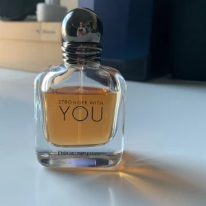 Stronger With You - Tja! Säljer denna riktigt goa parfym från Armani.  Ca 43/50 ml och den dofter riktigt gott. Säljs pga att den inte kommer till användning. Hör av er vid funderingar 