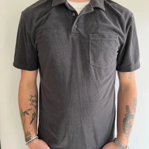 Svart/grå Frote piké - Svart/grå Frotté piké från Hm i storlek M sitter dock mer som L i bra skick