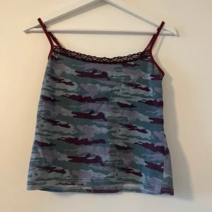 Camouflage linne  - Camouflage linne med spets kant från Hot & Spicy i bra skick.