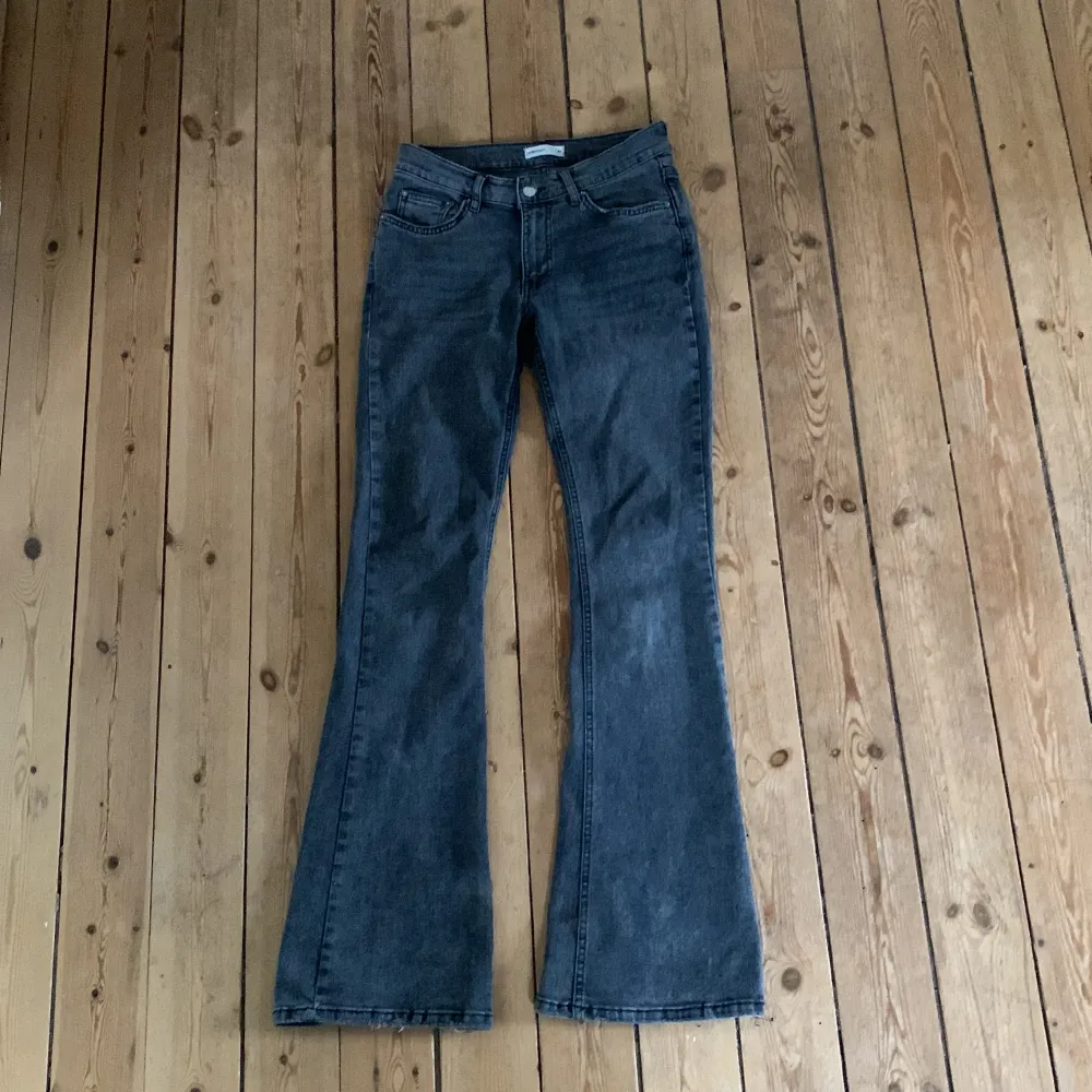 Lågmidjade gråa jeans från Gina i storlek 36. Super bra skick förutom lite slitna vid ”foten”, kom privat för fler bilder. Nypris 500💕. Jeans & Byxor.
