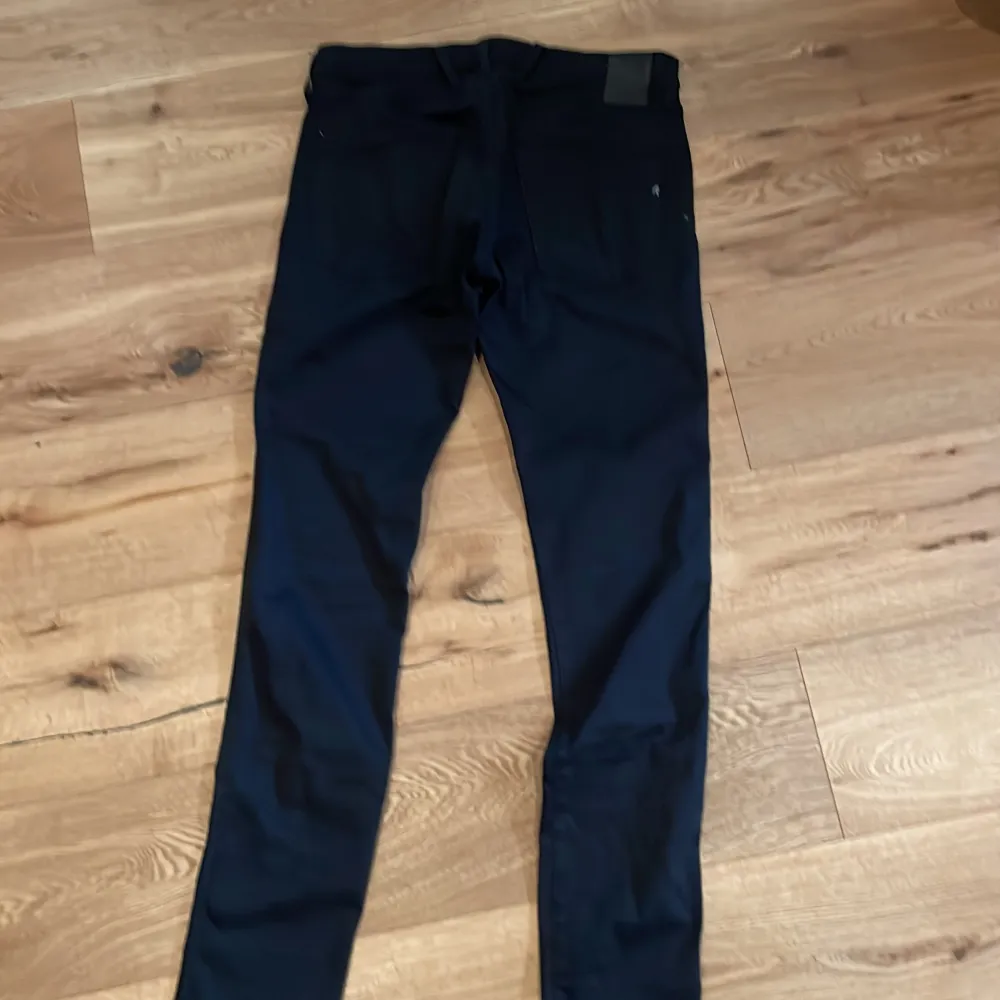 Tja! Säljer dessa replay jeansen i modellen Anbass storlek ’31 då de inte längre passar mig. Jeansen har sällan används och finns inga tecken på användning.  Hör av er vid minsta lilla intresse!. Jeans & Byxor.
