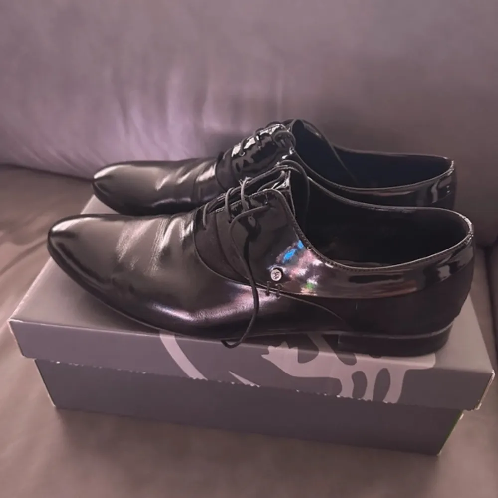 Köpte dessa skor från en annan användare, de var jättesnygga med coola detaljer men de va alldeles för stora för mina fötter. . Skor.