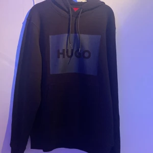 hugo boss hoodie - Tja! säljer nu min hugo boss hoodie för den inte kommer till användning. Helt ny, fick den som en julklapp den är från johnells. Nypris 1499kr