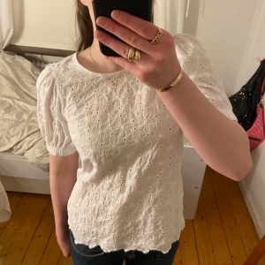 Vit blus från kappahl - Vit blus med jättefina detaljer, tröjan är i bra skick och använd några gånger!