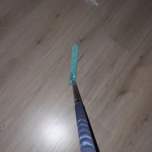 Salming innebamdy klubba - Jag är 180 och klubban passar perfekt. Den är vänster häntad. Skick 8/10