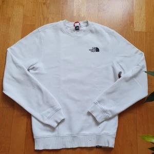 Vit the north face tröja crewneck  - Mycket bra skick inga skavanker, färg som första bilden, längd 60cm bredd 50cm